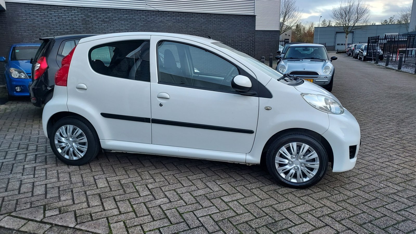 Verkocht ------- Peugeot 107 1.0i 12V 5-deurs - Afbeelding 4